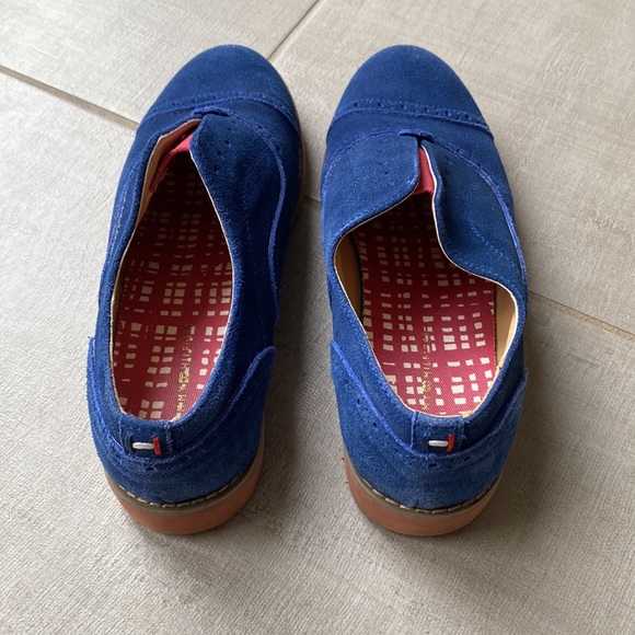 Women’s size 7.5 Tommy Hilfiger shoes in Blue w/Red - Picture 3 of 3